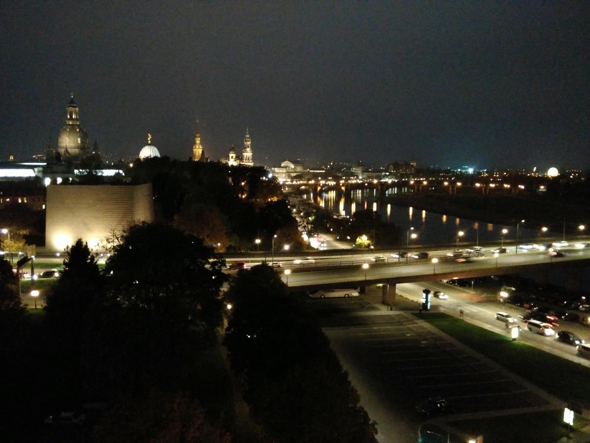 Dresden - Abendlicher Blick über das Dresdener Stadtzentrum aus dem Hotel am Terrassenufer